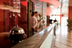 موظفو الفندق يخفون بعض الأسرار